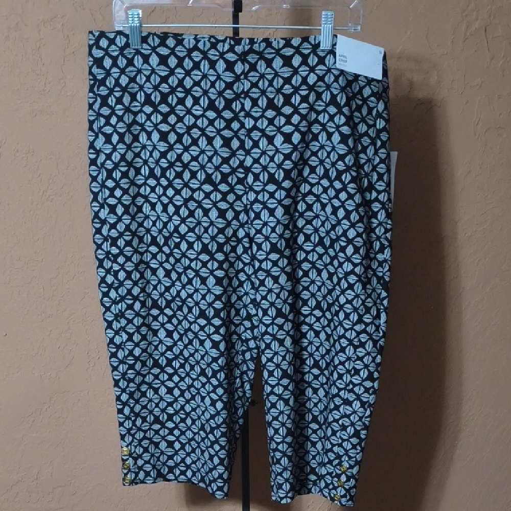 NWT Liz Claiborne Women's Black Geometric Capris Size 16